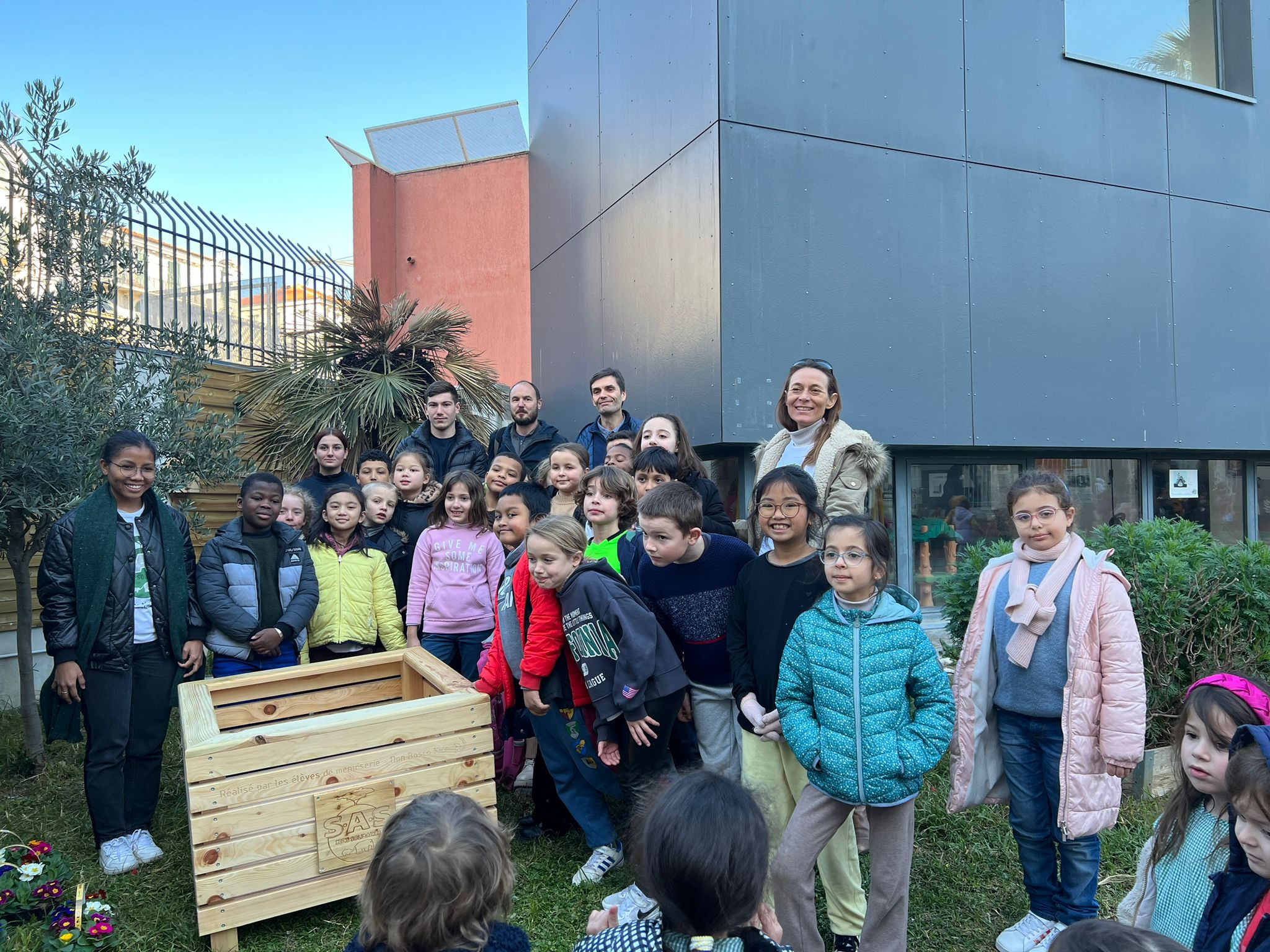 installation jardinière avec équipe des lycéen de Don Bosco